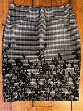 Roz & Ali Black & White Plaid Pencil Skirt with Black Floral Accent sz. M